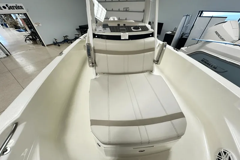 Slide: The Image of Boston Whaler 220 Dauntless 2025 - 10