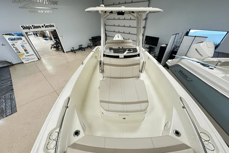 Slide: The Image of Boston Whaler 220 Dauntless 2025 - 15