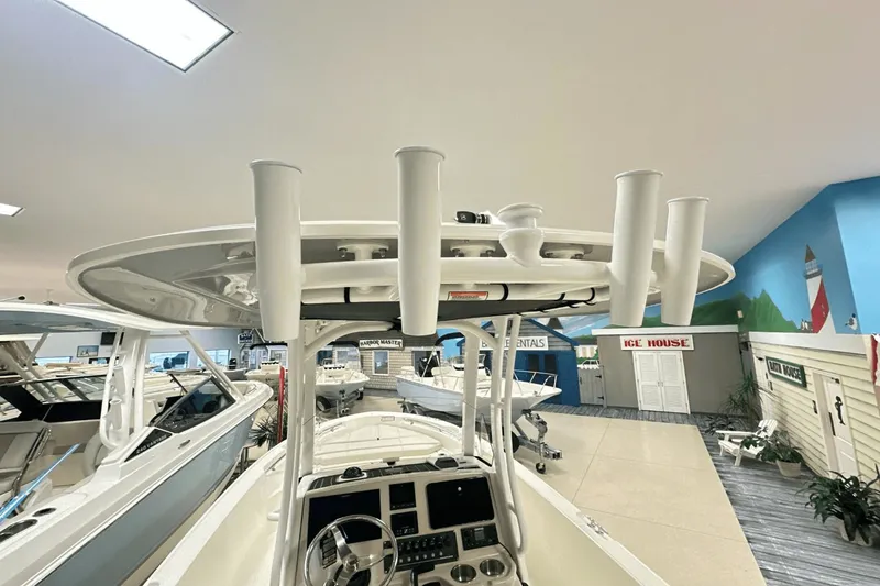 Slide: The Image of Boston Whaler 220 Dauntless 2025 - 16