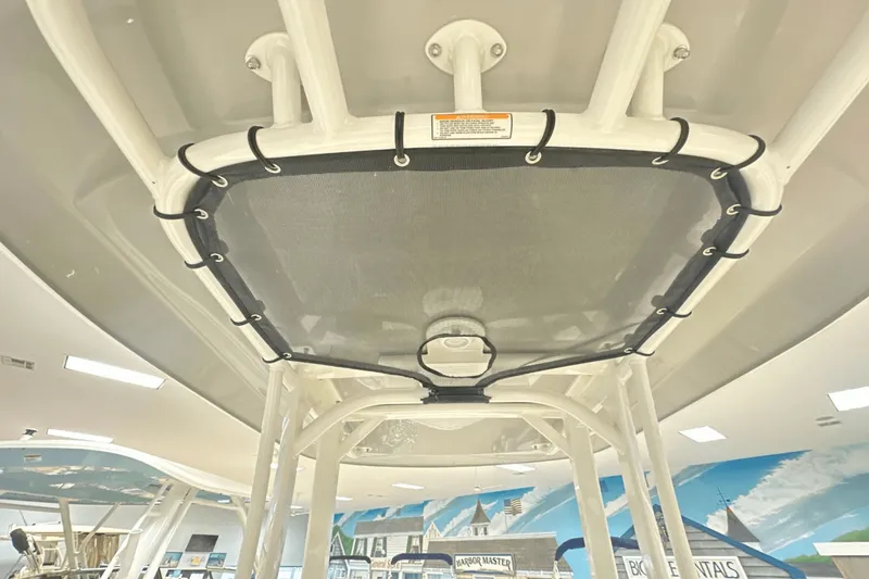 Slide: The Image of Boston Whaler 220 Dauntless 2025 - 17