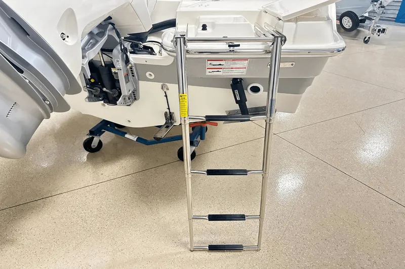 Slide: The Image of Boston Whaler 220 Dauntless 2025 - 3