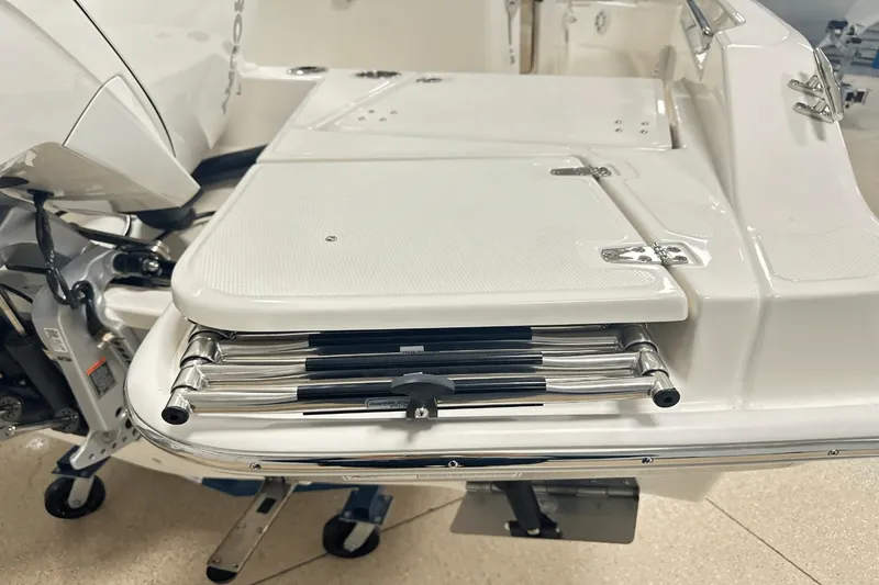 Slide: The Image of Boston Whaler 220 Dauntless 2025 - 4