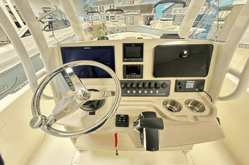 Slide: The Image of Boston Whaler 220 Dauntless 2025 - 5