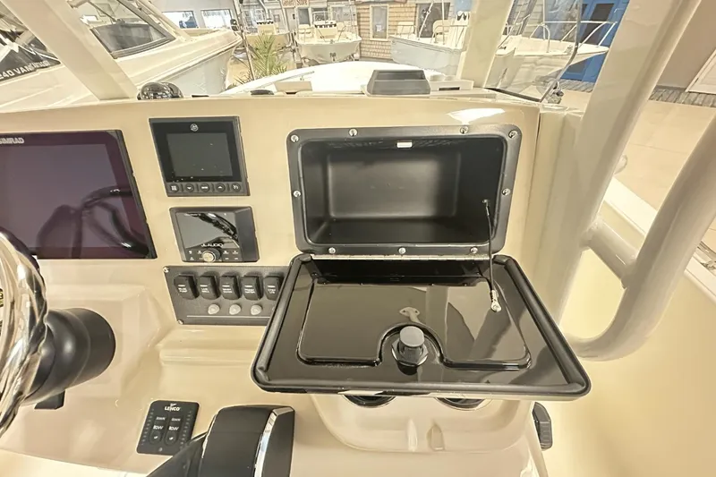 Slide: The Image of Boston Whaler 220 Dauntless 2025 - 6
