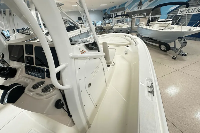 Slide: The Image of Boston Whaler 220 Dauntless 2025 - 7