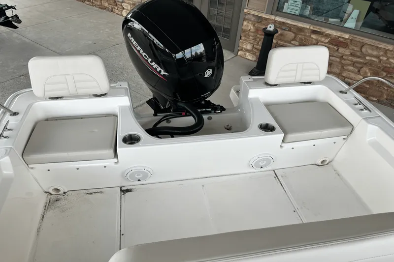 Slide: The Image of Boston Whaler 190 Montauk 2025 - 5