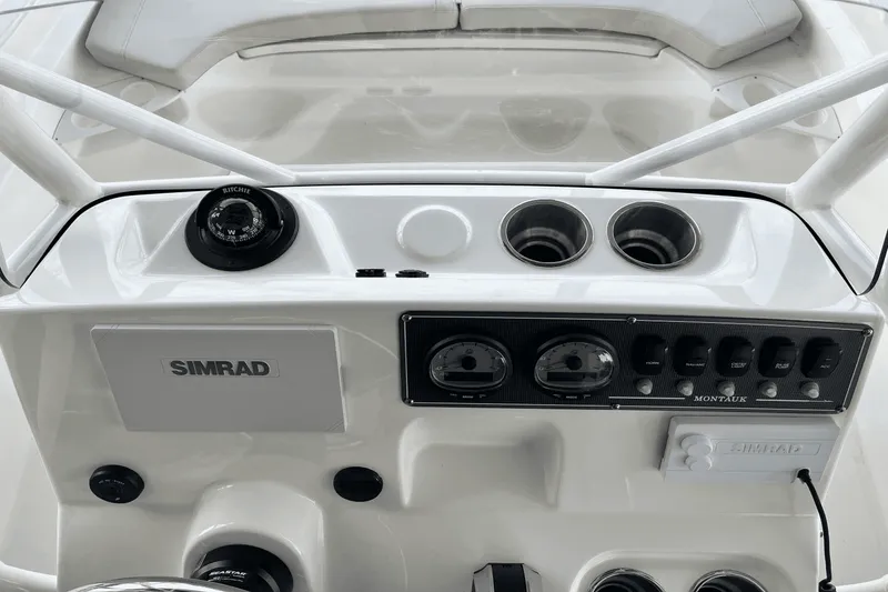 Slide: The Image of Boston Whaler 190 Montauk 2025 - 8