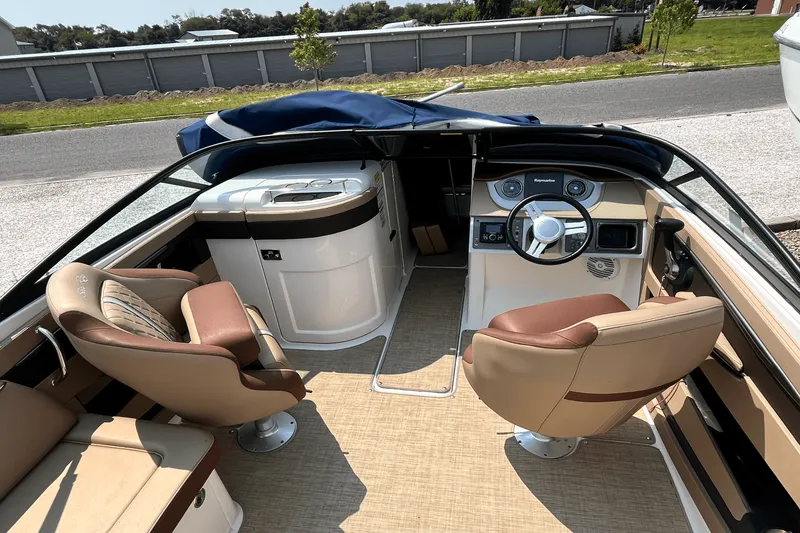 Slide: The Image of Sea Ray SDX 220 2017 - 12