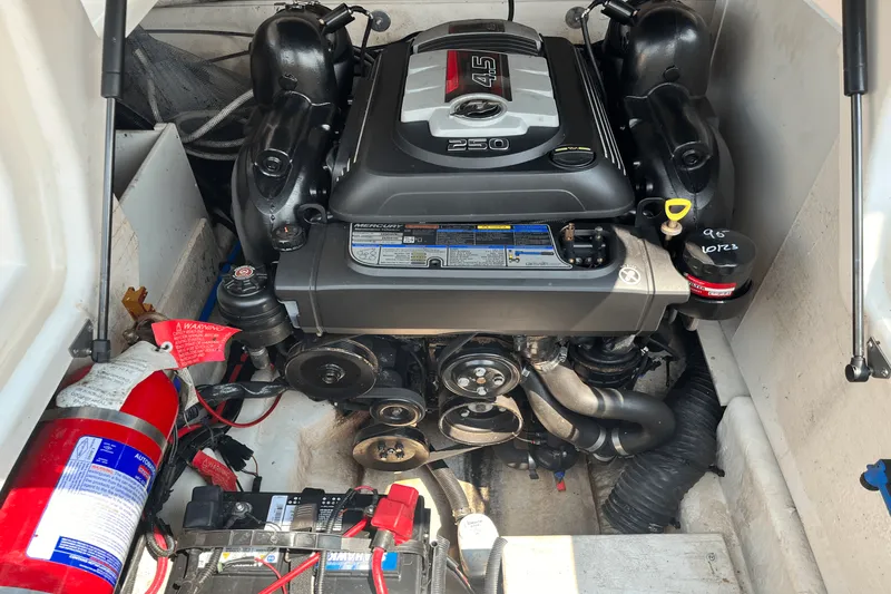 Slide: The Image of Sea Ray SDX 220 2017 - 3