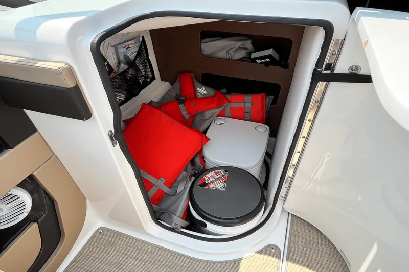 Slide: The Image of Sea Ray SDX 220 2017 - 6