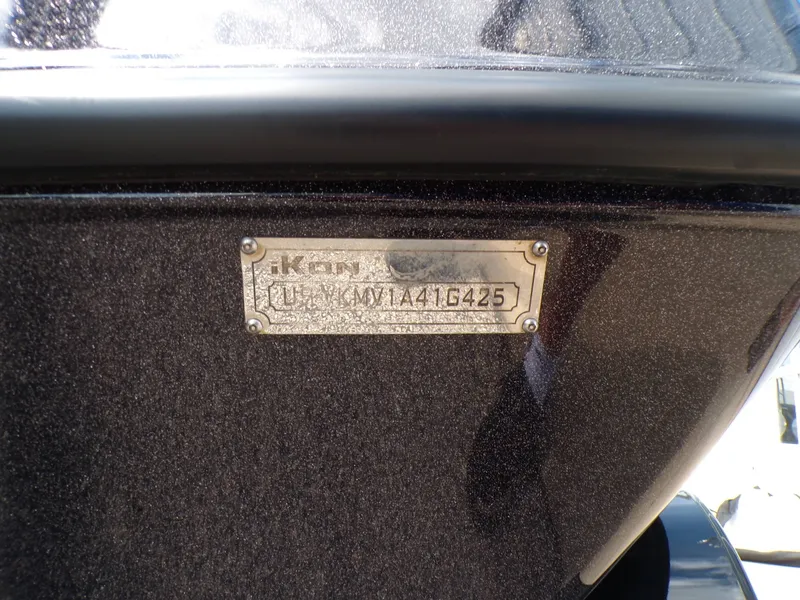Slide: The Image of Ikon Boats VLX21 2025 - 15