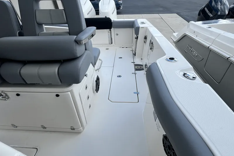 Slide: The Image of Boston Whaler 330 Outrage 2025 - 12