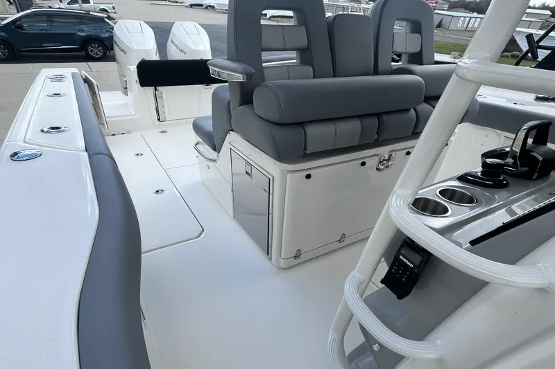 Slide: The Image of Boston Whaler 330 Outrage 2025 - 13