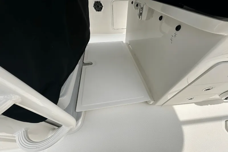 Slide: The Image of Boston Whaler 330 Outrage 2025 - 15