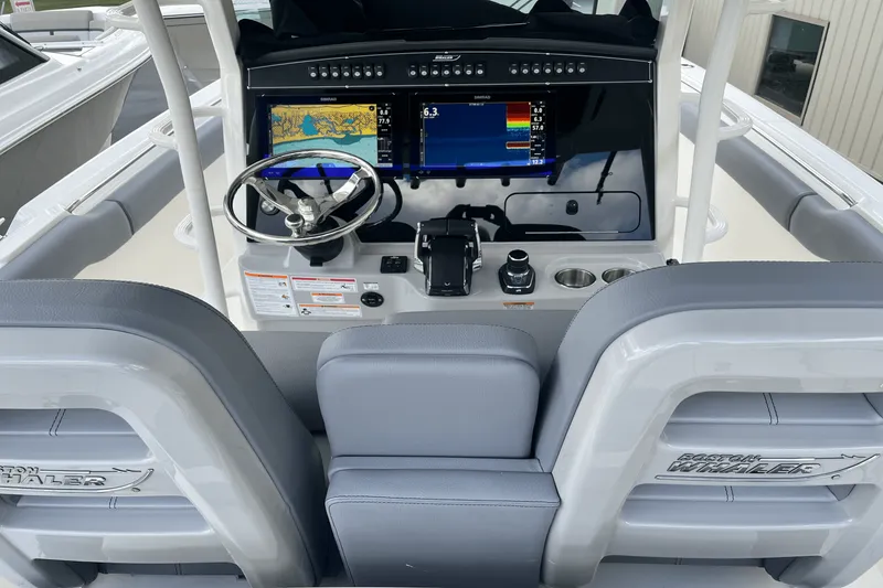 Slide: The Image of Boston Whaler 330 Outrage 2025 - 17