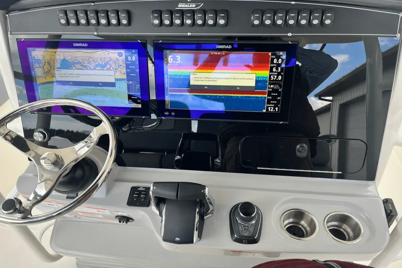 Slide: The Image of Boston Whaler 330 Outrage 2025 - 18