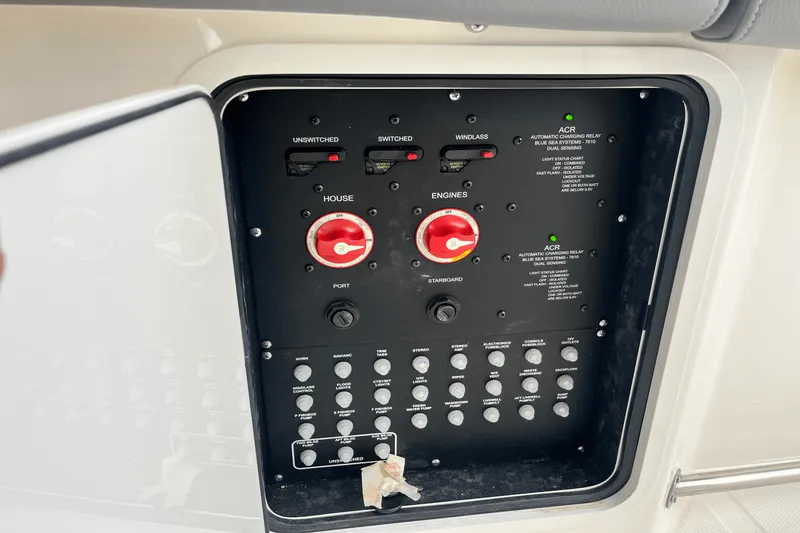 Slide: The Image of Boston Whaler 330 Outrage 2025 - 19