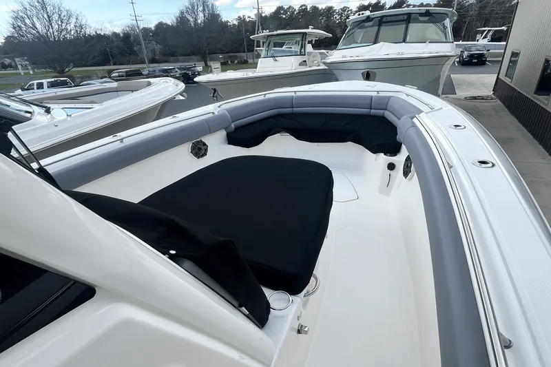 Slide: The Image of Boston Whaler 330 Outrage 2025 - 20