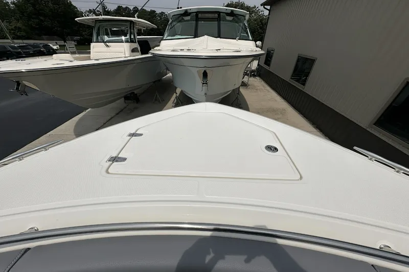 Slide: The Image of Boston Whaler 330 Outrage 2025 - 22