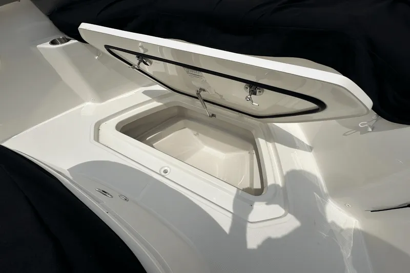 Slide: The Image of Boston Whaler 330 Outrage 2025 - 23