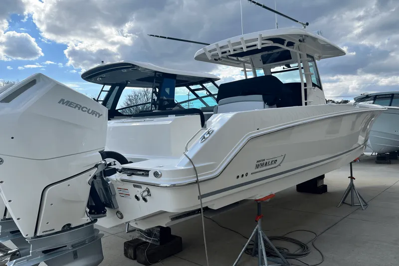 Slide: The Image of Boston Whaler 330 Outrage 2025 - 4