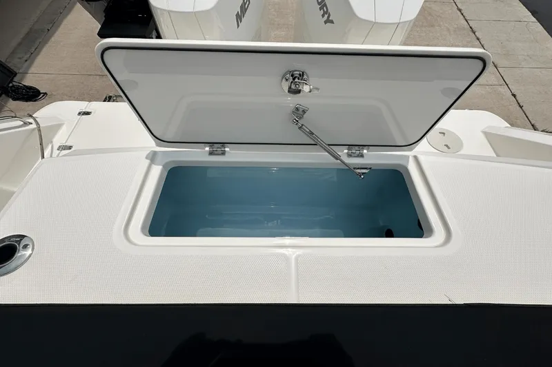 Slide: The Image of Boston Whaler 330 Outrage 2025 - 7