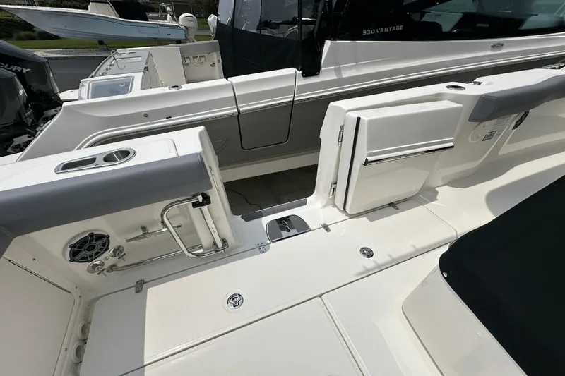 Slide: The Image of Boston Whaler 330 Outrage 2025 - 8