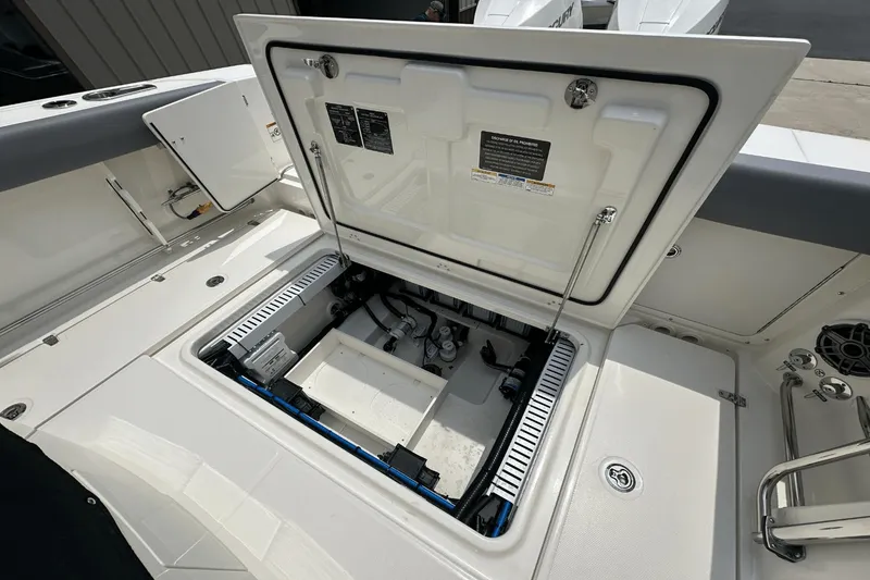 Slide: The Image of Boston Whaler 330 Outrage 2025 - 9