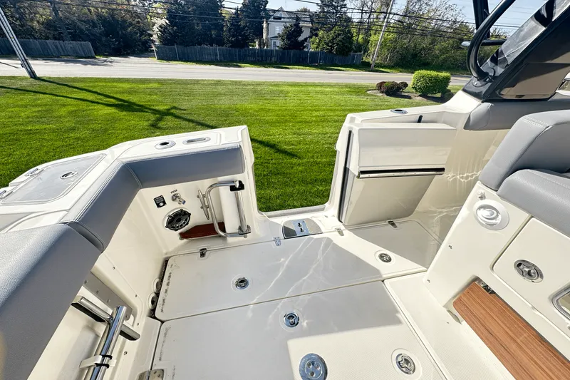Slide: The Image of Boston Whaler 350 Realm 2025 - 19