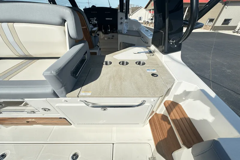 Slide: The Image of Boston Whaler 350 Realm 2025 - 21