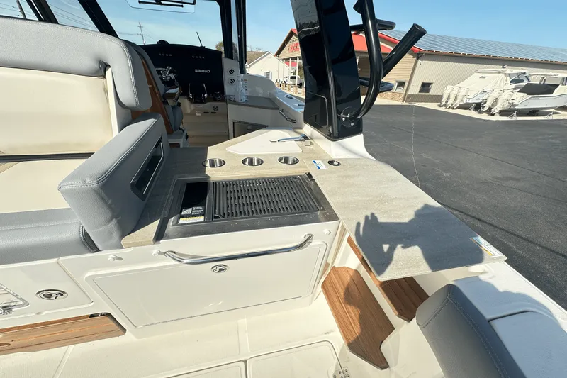 Slide: The Image of Boston Whaler 350 Realm 2025 - 22