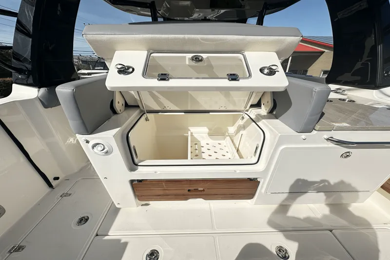 Slide: The Image of Boston Whaler 350 Realm 2025 - 25