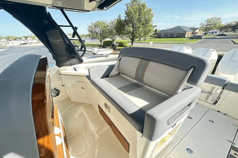 Slide: The Image of Boston Whaler 350 Realm 2025 - 26