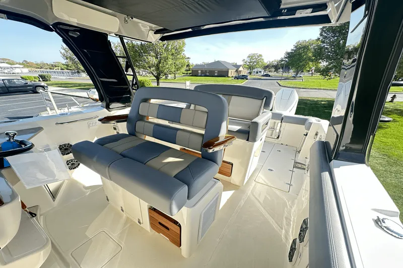Slide: The Image of Boston Whaler 350 Realm 2025 - 27