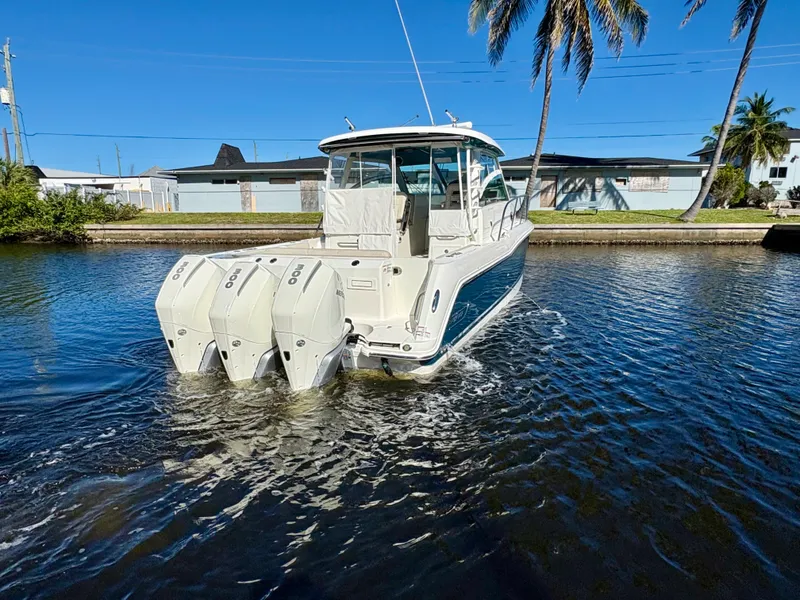 Slide: The Image of Boston Whaler 345 CONQUEST 2021 - 10