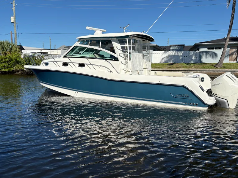 Slide: The Image of Boston Whaler 345 CONQUEST 2021 - 17