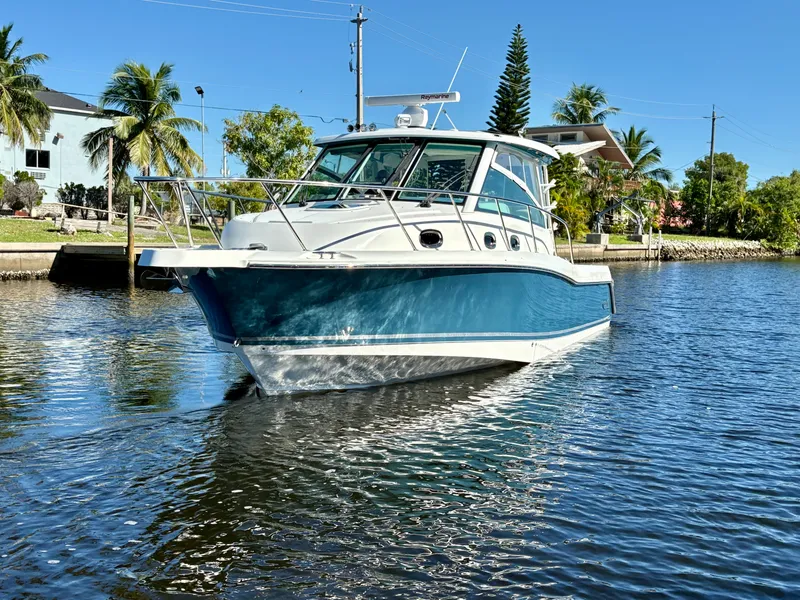 Slide: The Image of Boston Whaler 345 CONQUEST 2021 - 2
