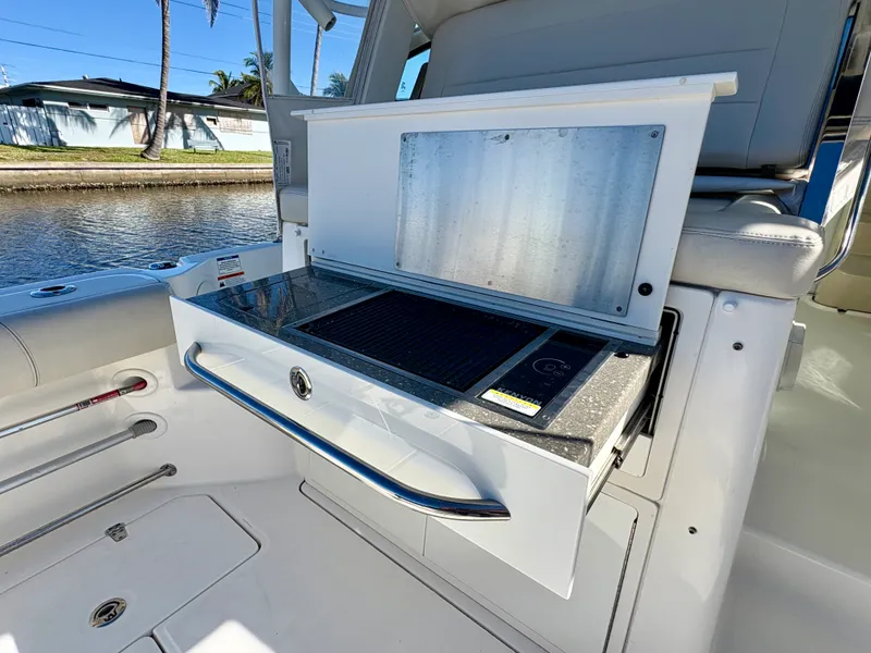 Slide: The Image of Boston Whaler 345 CONQUEST 2021 - 27