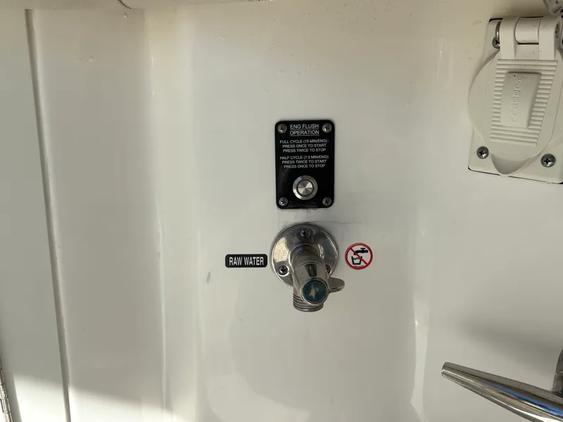 Slide: The Image of Boston Whaler 345 CONQUEST 2021 - 30