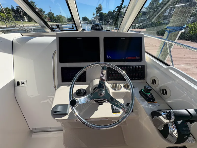 Slide: The Image of Boston Whaler 345 CONQUEST 2021 - 31