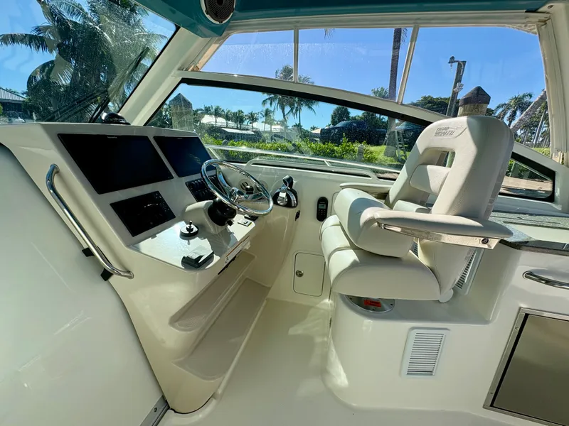 Slide: The Image of Boston Whaler 345 CONQUEST 2021 - 36