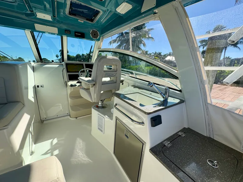 Slide: The Image of Boston Whaler 345 CONQUEST 2021 - 37