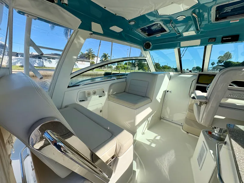 Slide: The Image of Boston Whaler 345 CONQUEST 2021 - 38