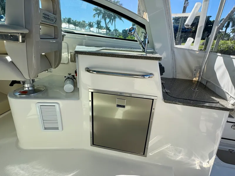 Slide: The Image of Boston Whaler 345 CONQUEST 2021 - 40