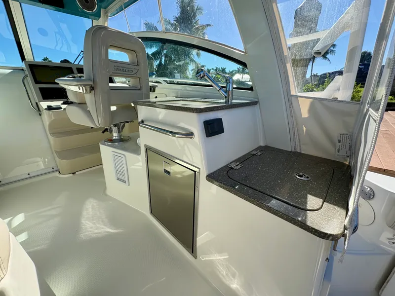 Slide: The Image of Boston Whaler 345 CONQUEST 2021 - 41