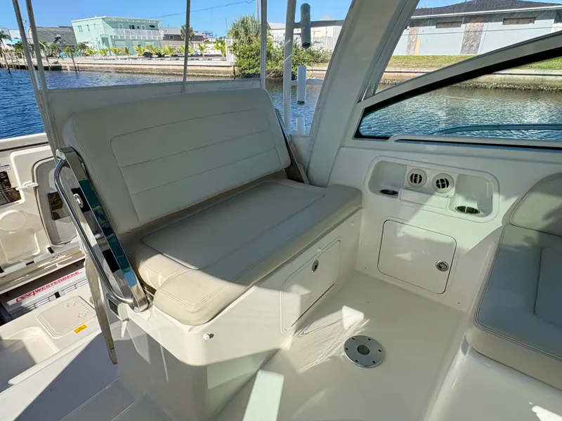 Slide: The Image of Boston Whaler 345 CONQUEST 2021 - 43