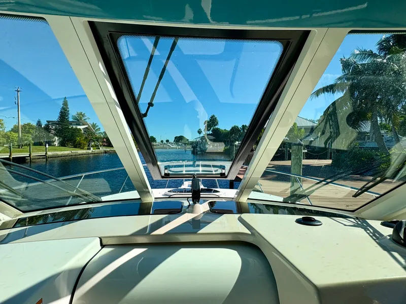 Slide: The Image of Boston Whaler 345 CONQUEST 2021 - 44