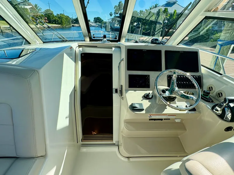 Slide: The Image of Boston Whaler 345 CONQUEST 2021 - 45
