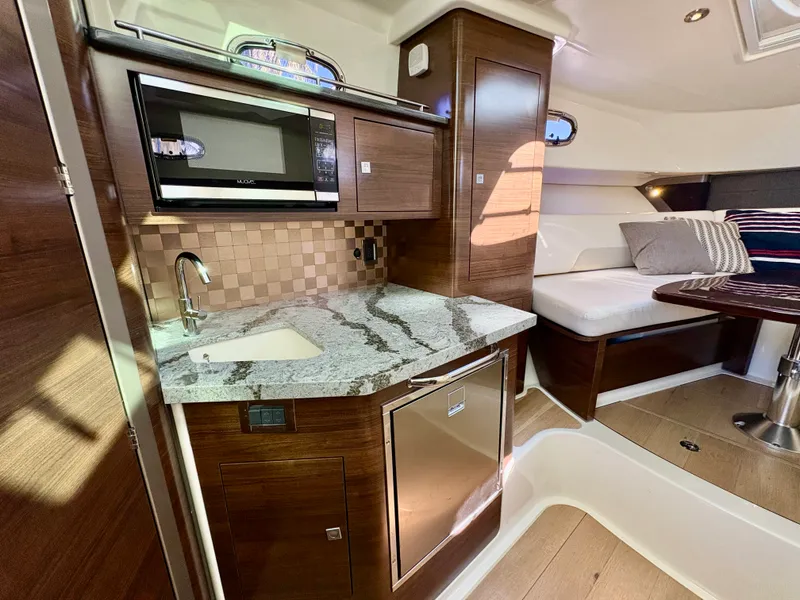 Slide: The Image of Boston Whaler 345 CONQUEST 2021 - 51