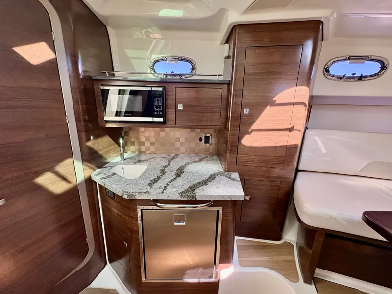 Slide: The Image of Boston Whaler 345 CONQUEST 2021 - 52